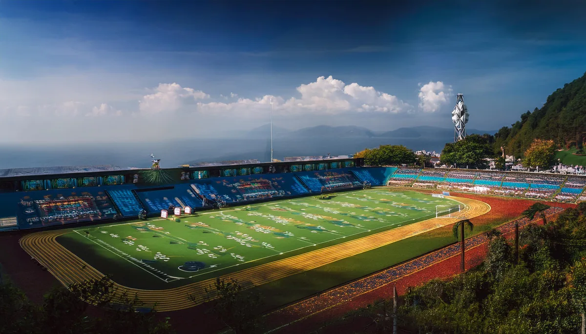 Scenic hillside sports arena for virtual game rounds